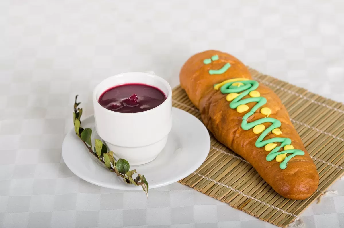 Colada morada y guagua de pan Ecuador