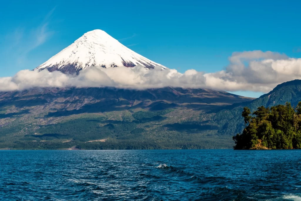 Lago de Vela Todos los Santos, desde Puerto Petrohue - Chile-lakes and lagoons of South America